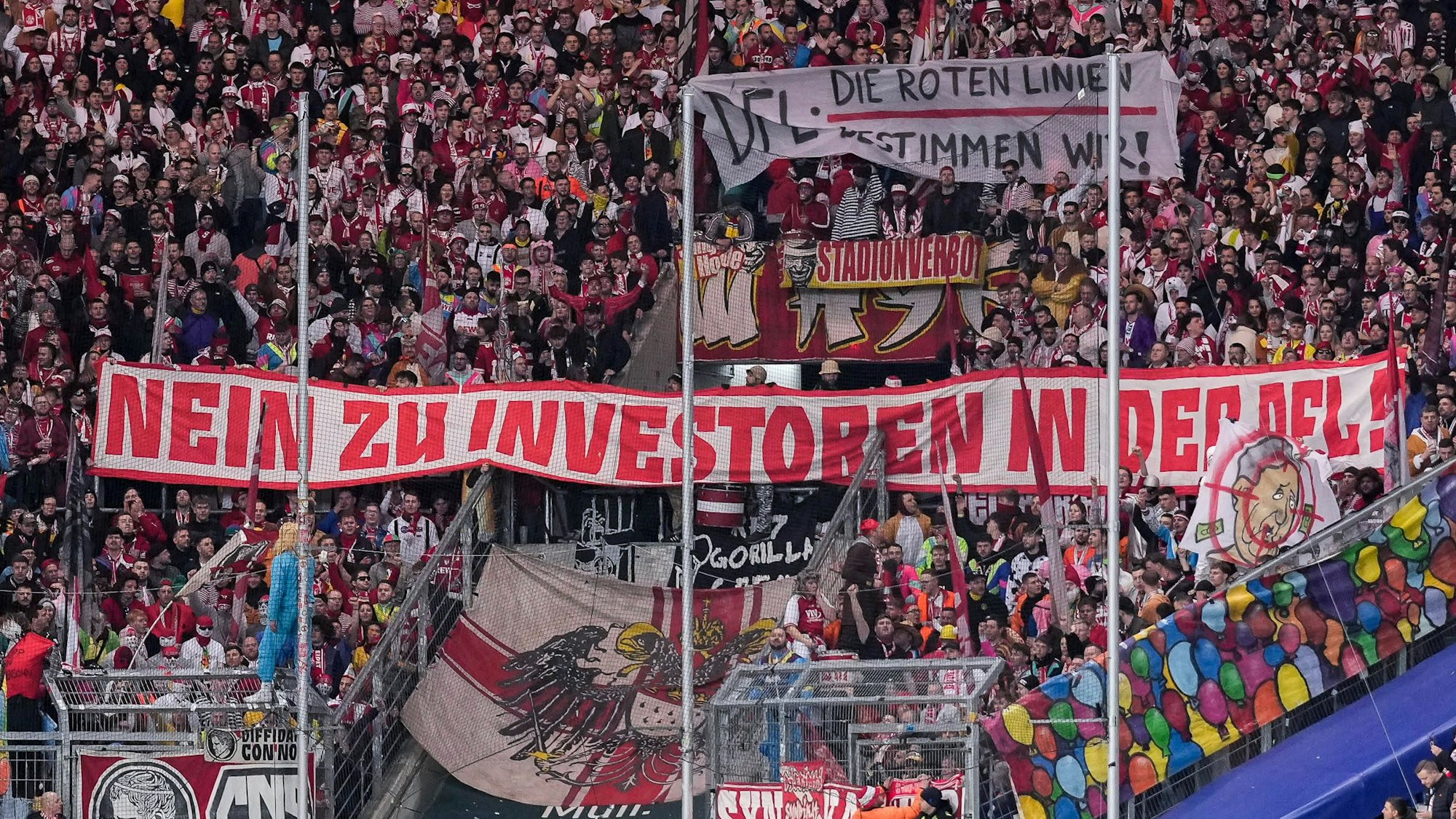 Die Fans des 1. FC Köln protestierten am Sonntag in Sinsheim gegen Investoren in der DFL.