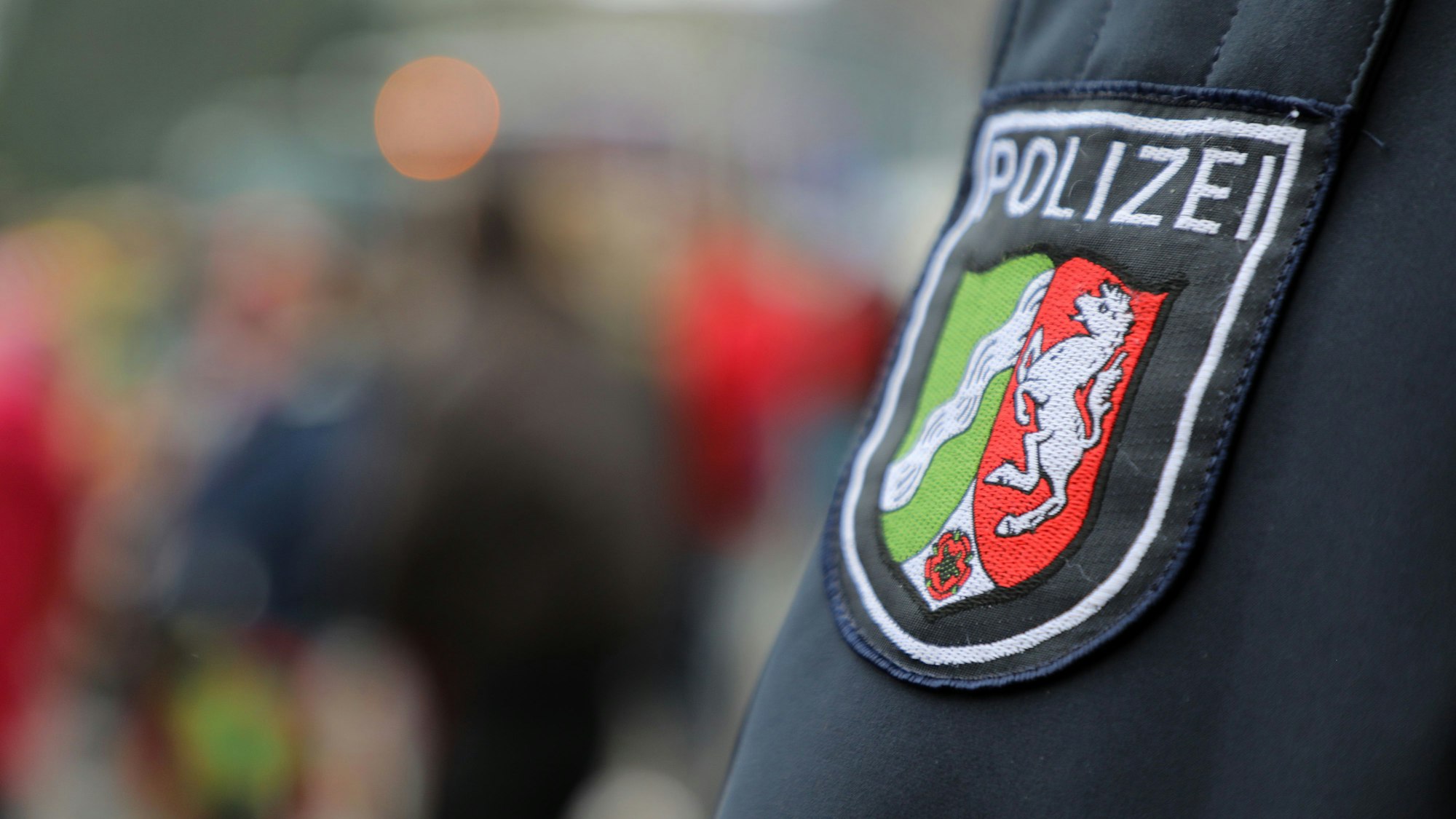 Ein Wappen auf dem Ärmel eines Polizisten.