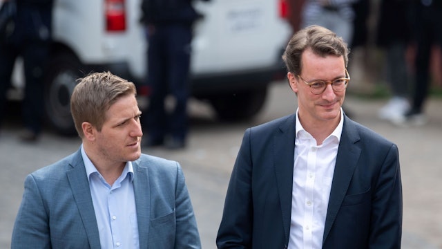 Landrat Markus Ramers (l.) und Ministerpräsident Hendrik Wüst bei einem Termin 2022 in Bad Münstereifel