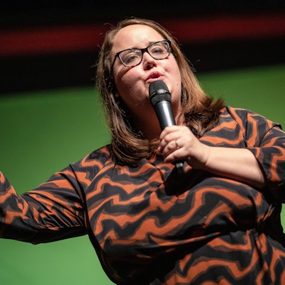 Die Grünen-Vorsitzende Ricarda Lang bei einer Rede zum politischen Aschermittwoch im baden-württembergischen Schorndorf. Lang steht vor einer grünen Wand auf der Bühne.