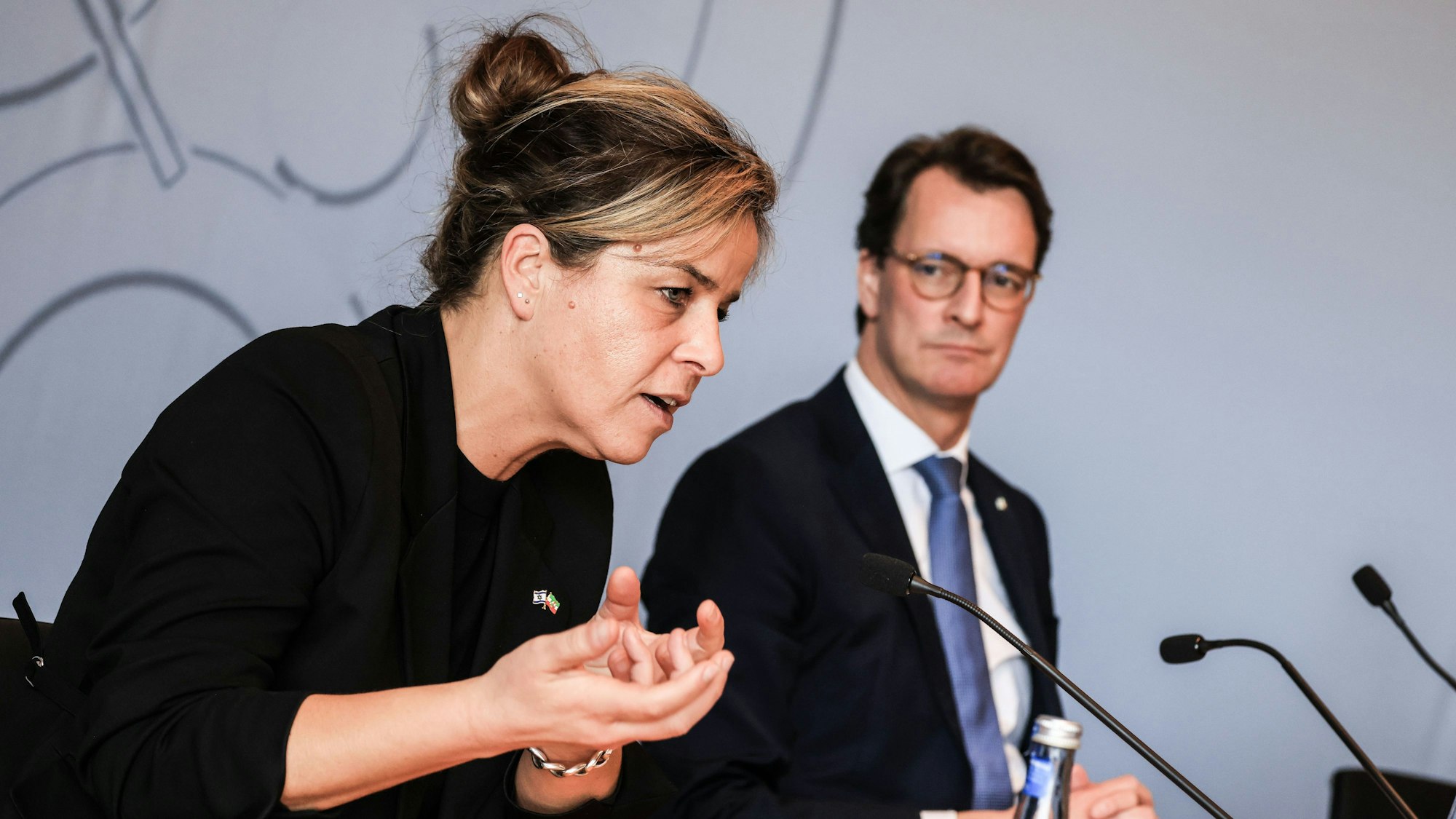 15.02.2024, Nordrhein-Westfalen, Düsseldorf: Mona Neubaur (l, Grüne), Wirtschaftsministerin, nimmt neben Hendrik Wüst (r, CDU), Ministerpräsident von Nordrhein-Westfalen im Landtag auf einer Pressekonferenz Stellung zu aktuellen politischen Themen. Foto: Oliver Berg/dpa +++ dpa-Bildfunk +++