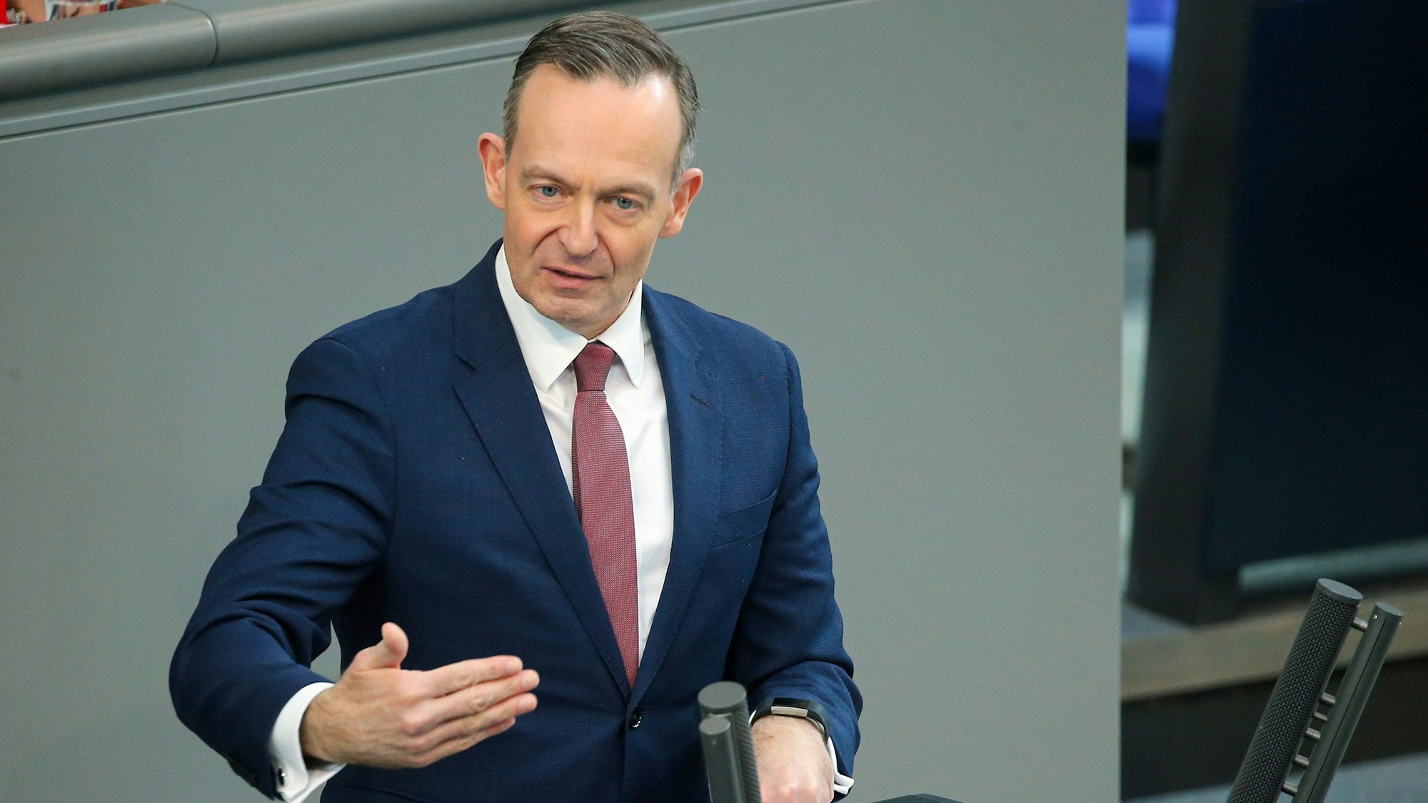 Volker Wissing (FDP), Bundesverkehrsminister, spricht bei der Sitzung des Bundestags während der Debatte um das 49-Euro-Ticket im ÖPNV.