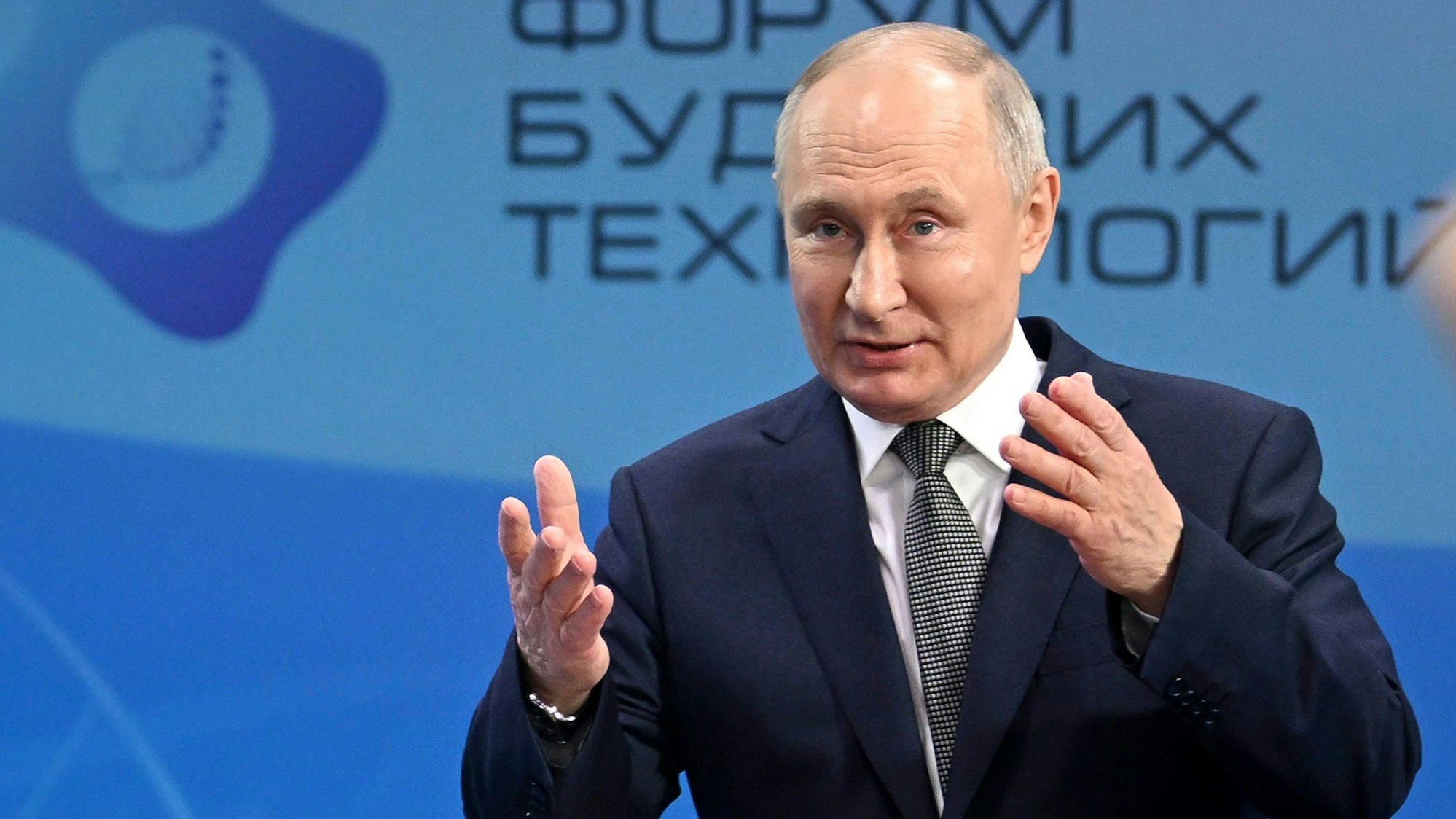 Wladimir Putin bei einer Rede am 14. Februar. Auch ein deutscher Politiker steht auf der Fahndungsliste der russischen Behörden.