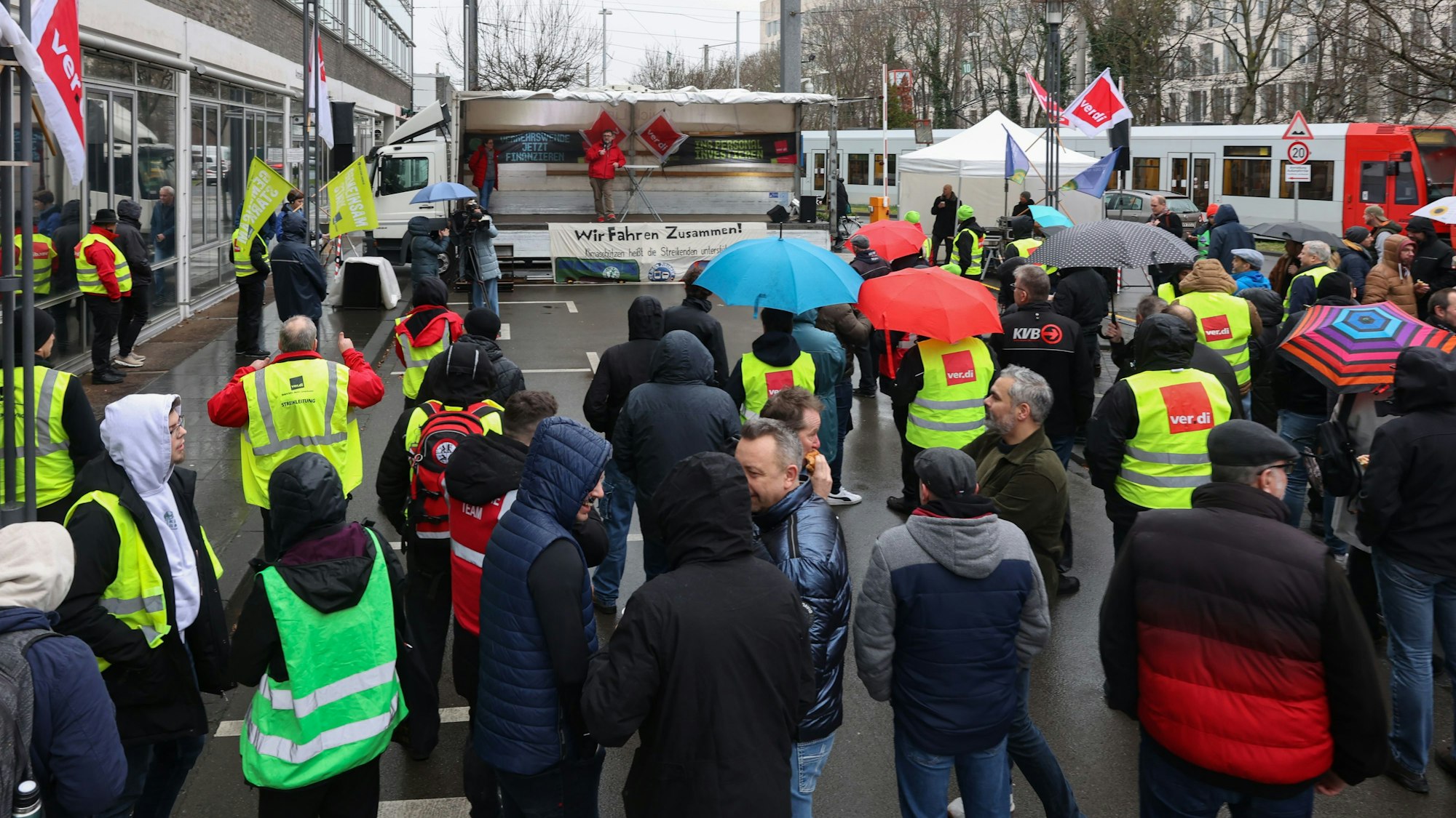 Streikversammlung auf der Scheidweilerstraße.