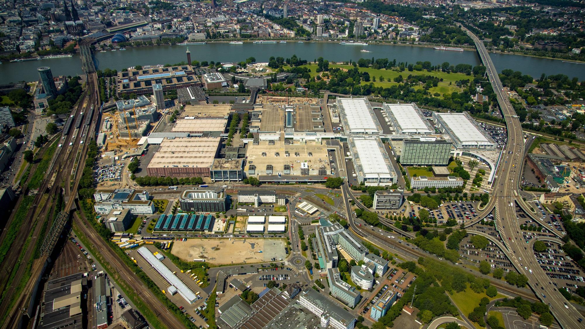 Luftbild von der Messe Köln mit Neubauten der MesseCity.