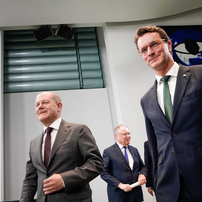 Bundeskanzler Olaf Scholz (SPD) und NRW-Ministerpräsident Hendrik Wüst bei einem gemeinsamen Termin.