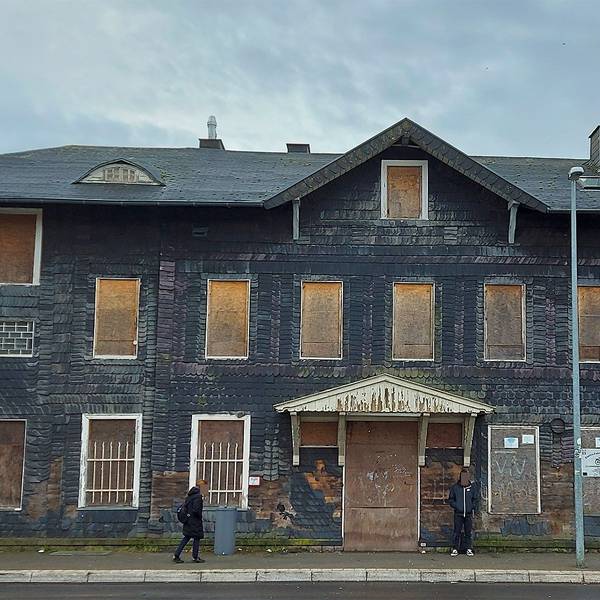 Das Bahnhofsgebäude in Blankenheim-Wald steht seit 15 Jahren leer. Die Fenster des Hauses mit der Schiefer-Fassade sind mit Holzbrettern verschlossen.