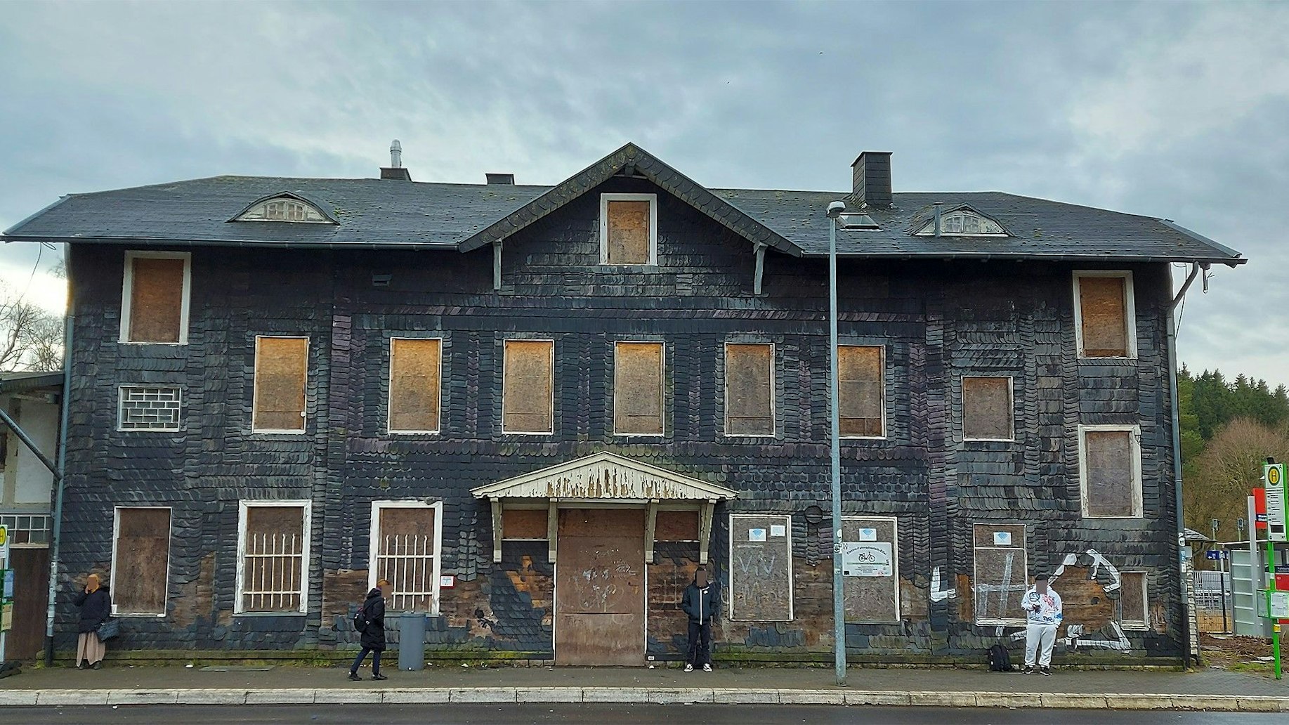 Das Bahnhofsgebäude in Blankenheim-Wald steht seit 15 Jahren leer. Die Fenster des Hauses mit der Schiefer-Fassade sind mit Holzbrettern verschlossen.