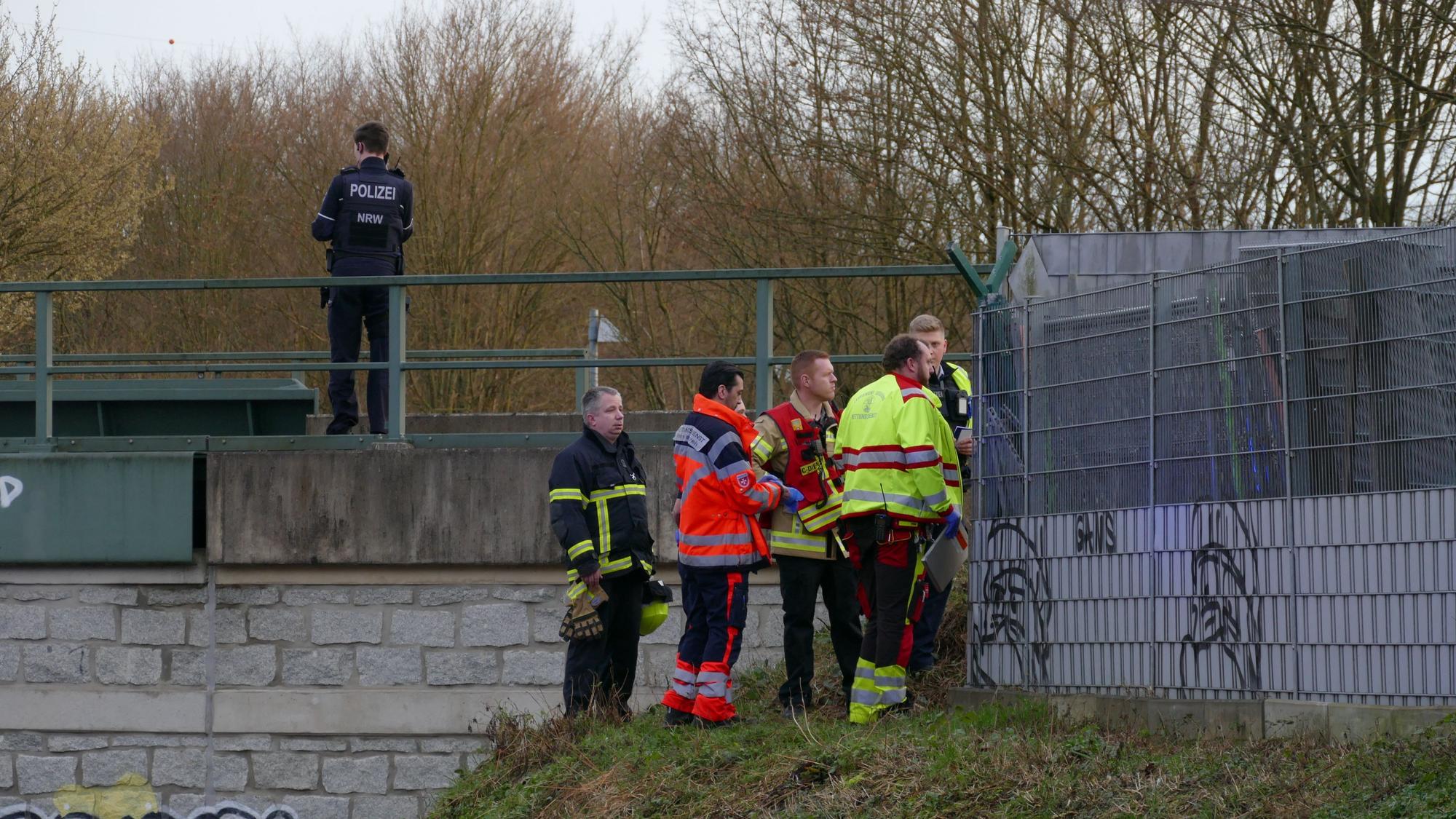 Feuerwehr und Rettungsdienst im Einsatz an einer Bahnstrecke.