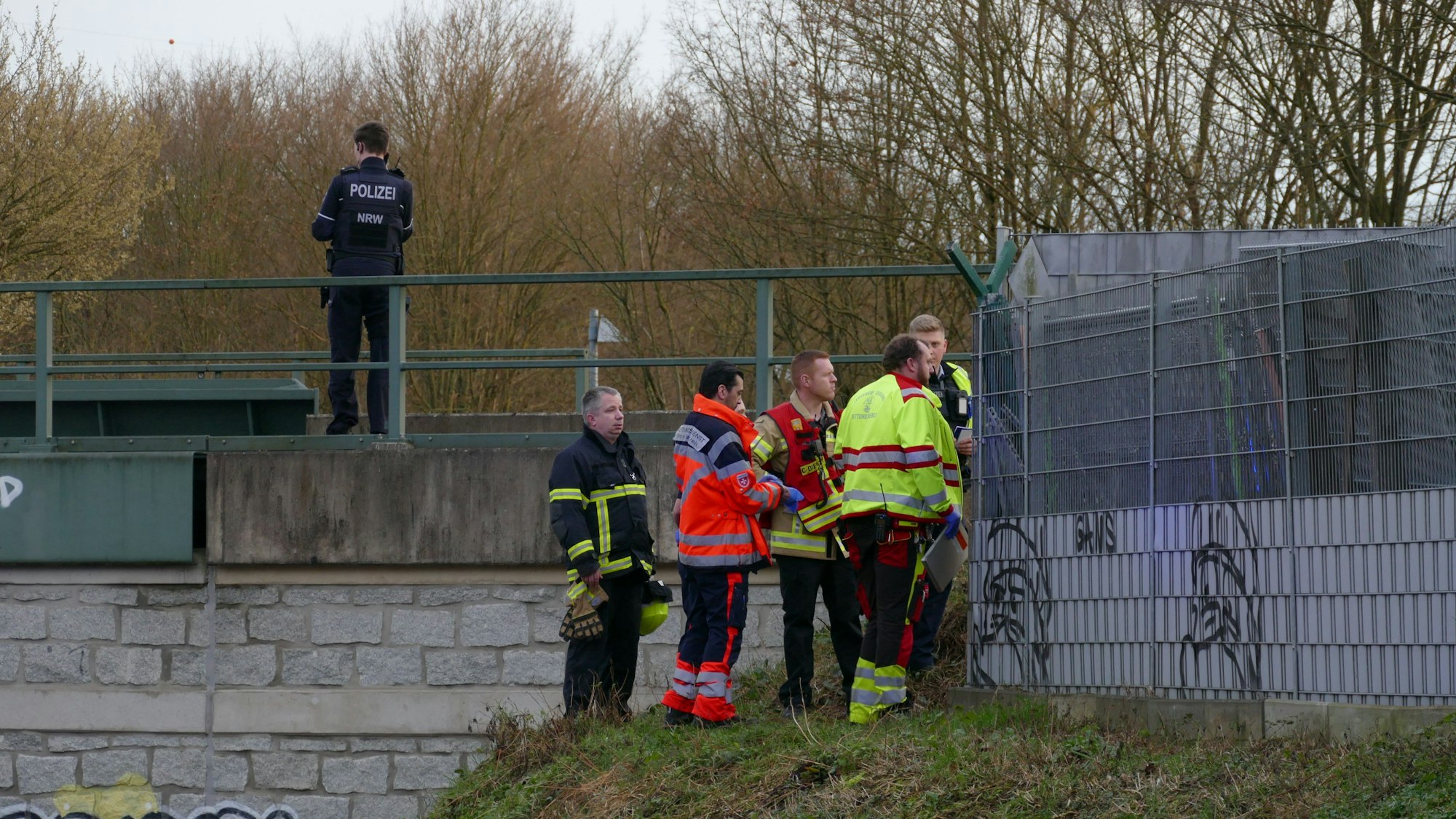 Feuerwehr und Rettungsdienst im Einsatz an einer Bahnstrecke.
