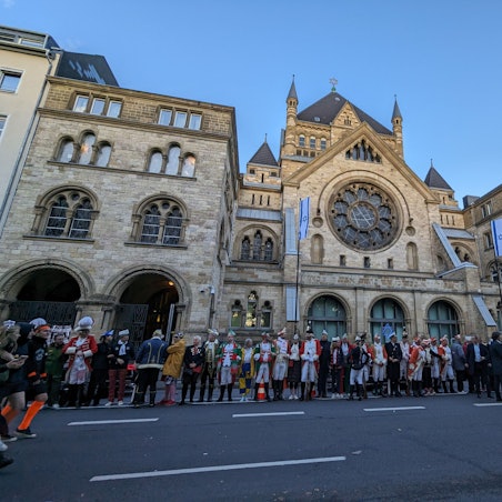 Am 11. November sicherten Karnevalsgardisten symbolhaft die Kölner Synagoge in der Roonstraße.