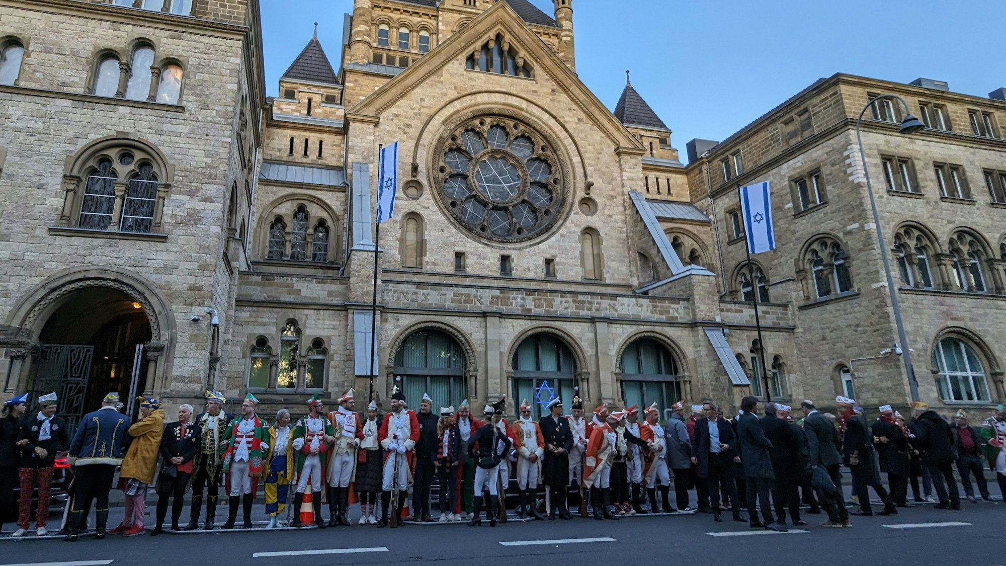Am 11. November sicherten Karnevalsgardisten symbolhaft die Kölner Synagoge in der Roonstraße.