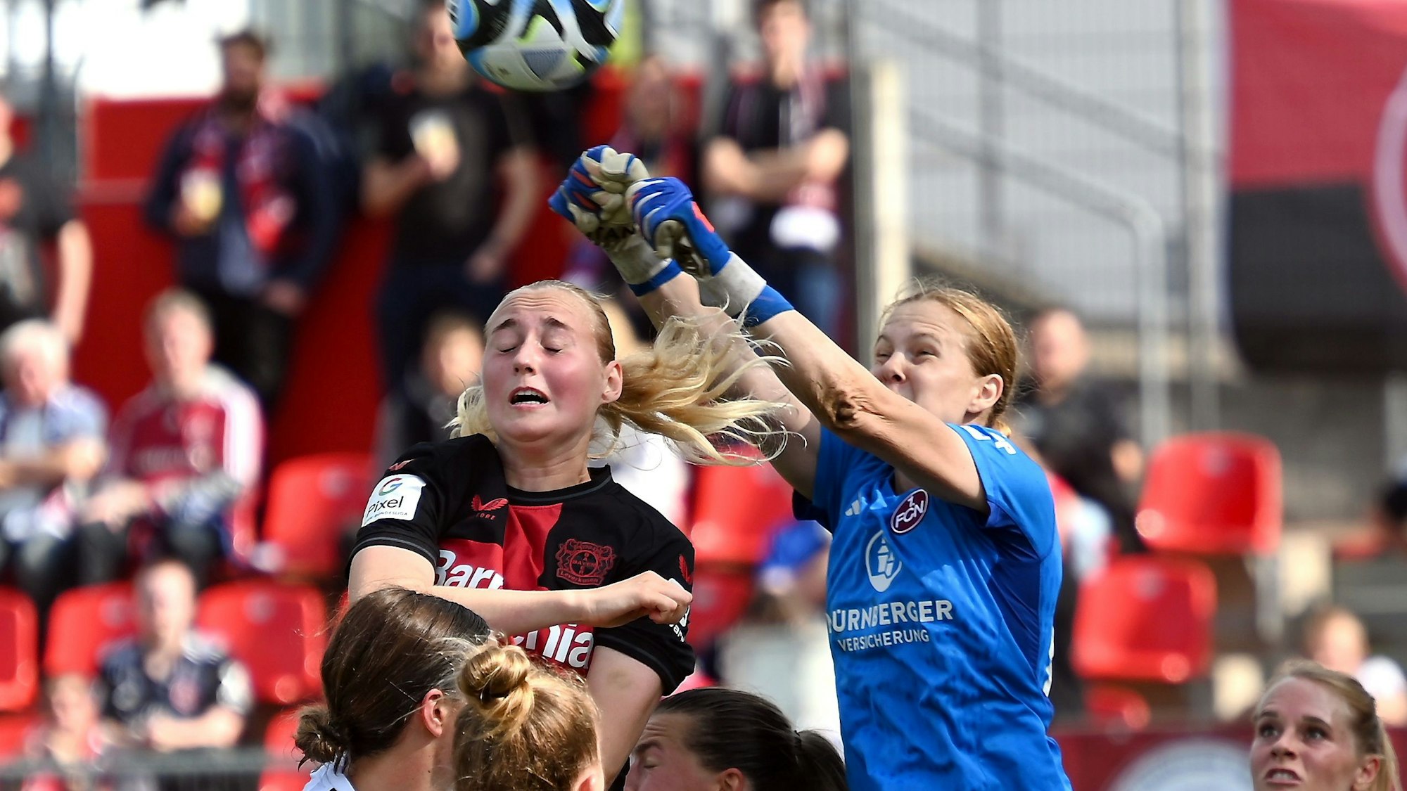 30.09.2023, Fussball-Bayer 04 Leverkusen-FC Nürnberg
links: Emilie Bragstad (Bayer)
rechts: TW: Kristin Krammer (Nürnberg)
Foto: Uli Herhaus
