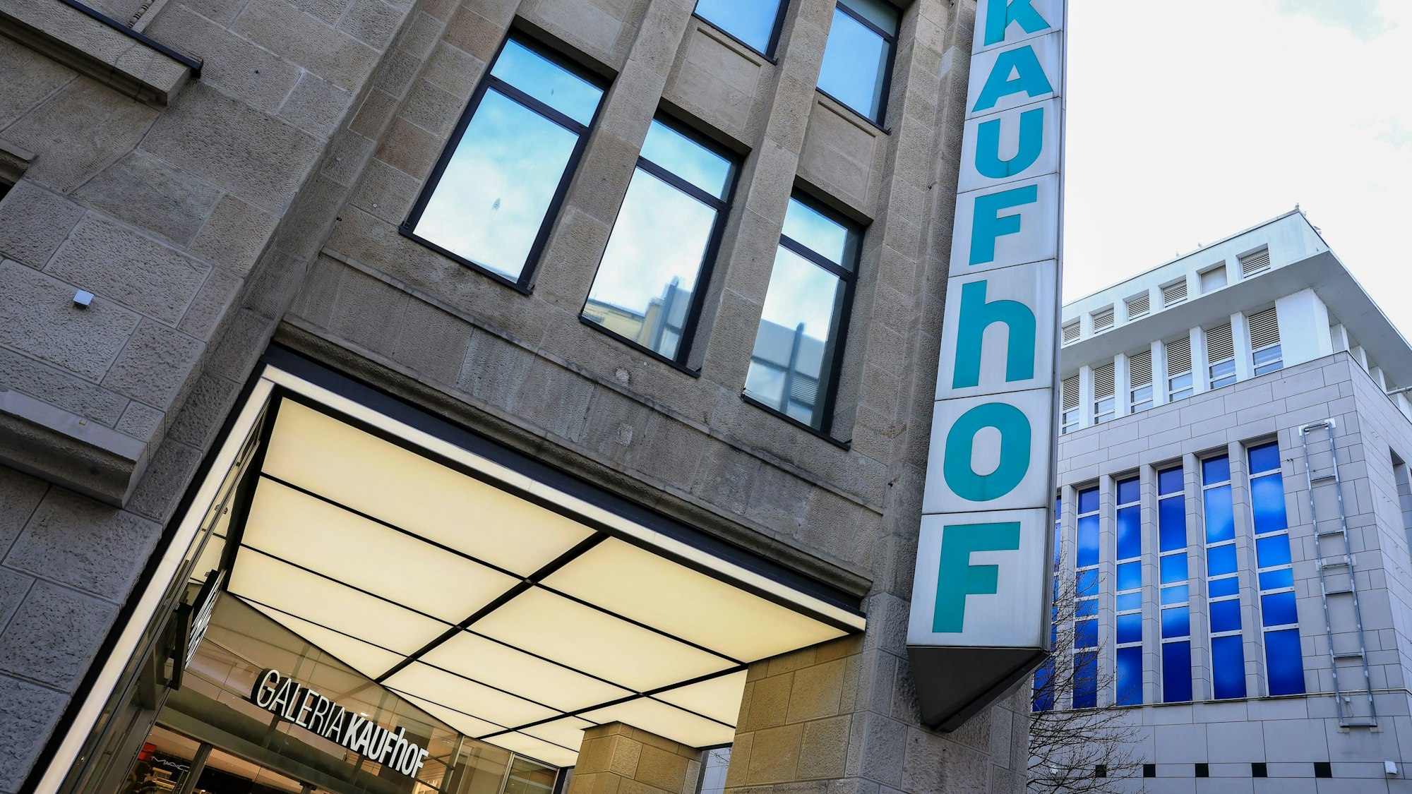 Außenaufnahmen der Warenhäuser von Galeria Köln. Zum dritten Mal geht Galeria Karstadt Kaufhof in die Insolvenz.
Im Bild die Kaufhoffiliale auf der Schildergasse.