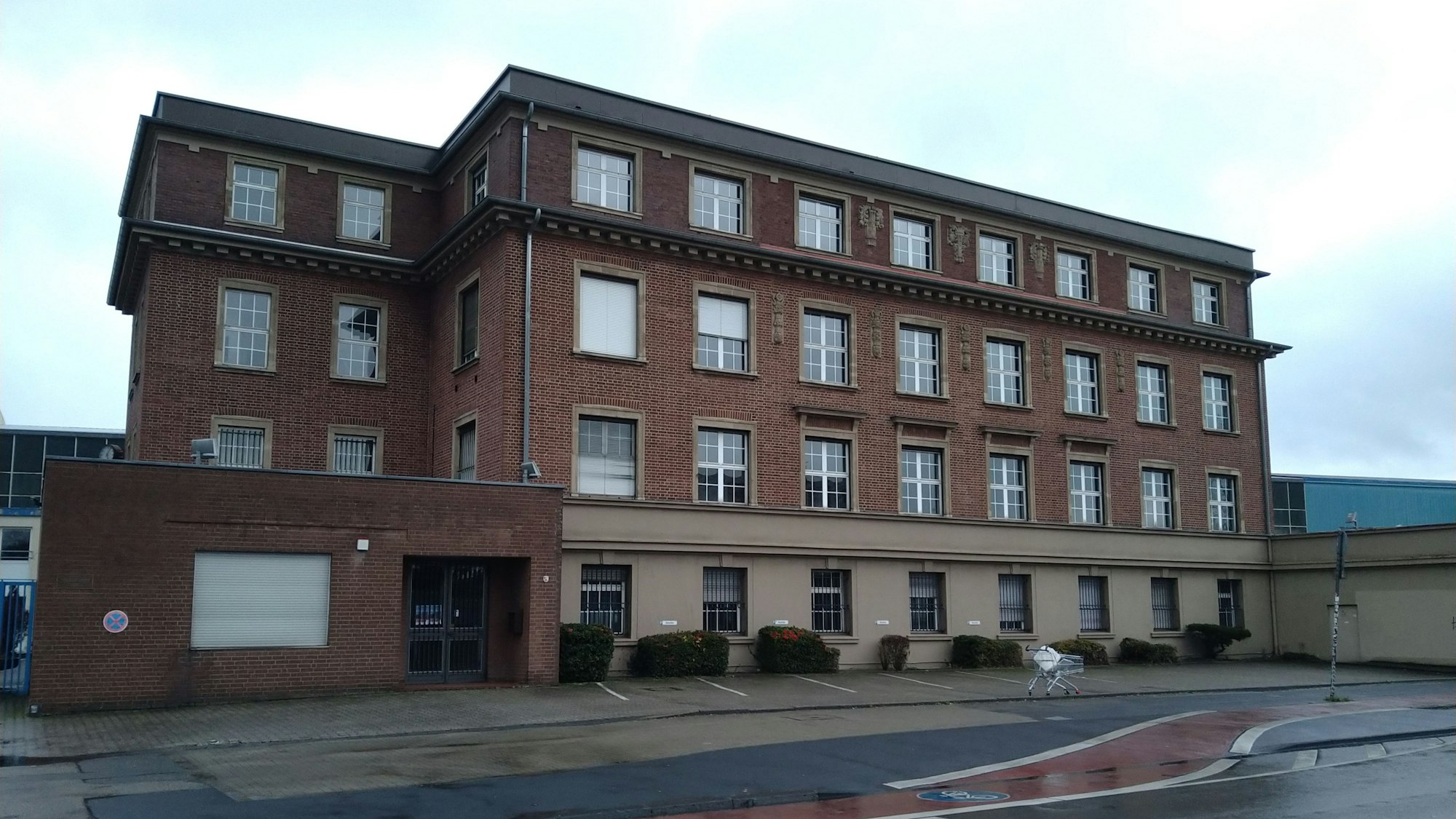 Gebäude aus braunem Backstein