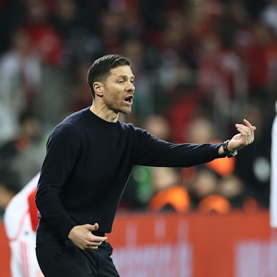 Leverkusens Trainer Xabi Alonso (l) gestikuliert neben Münchens Trainer Thomas Tuchel.