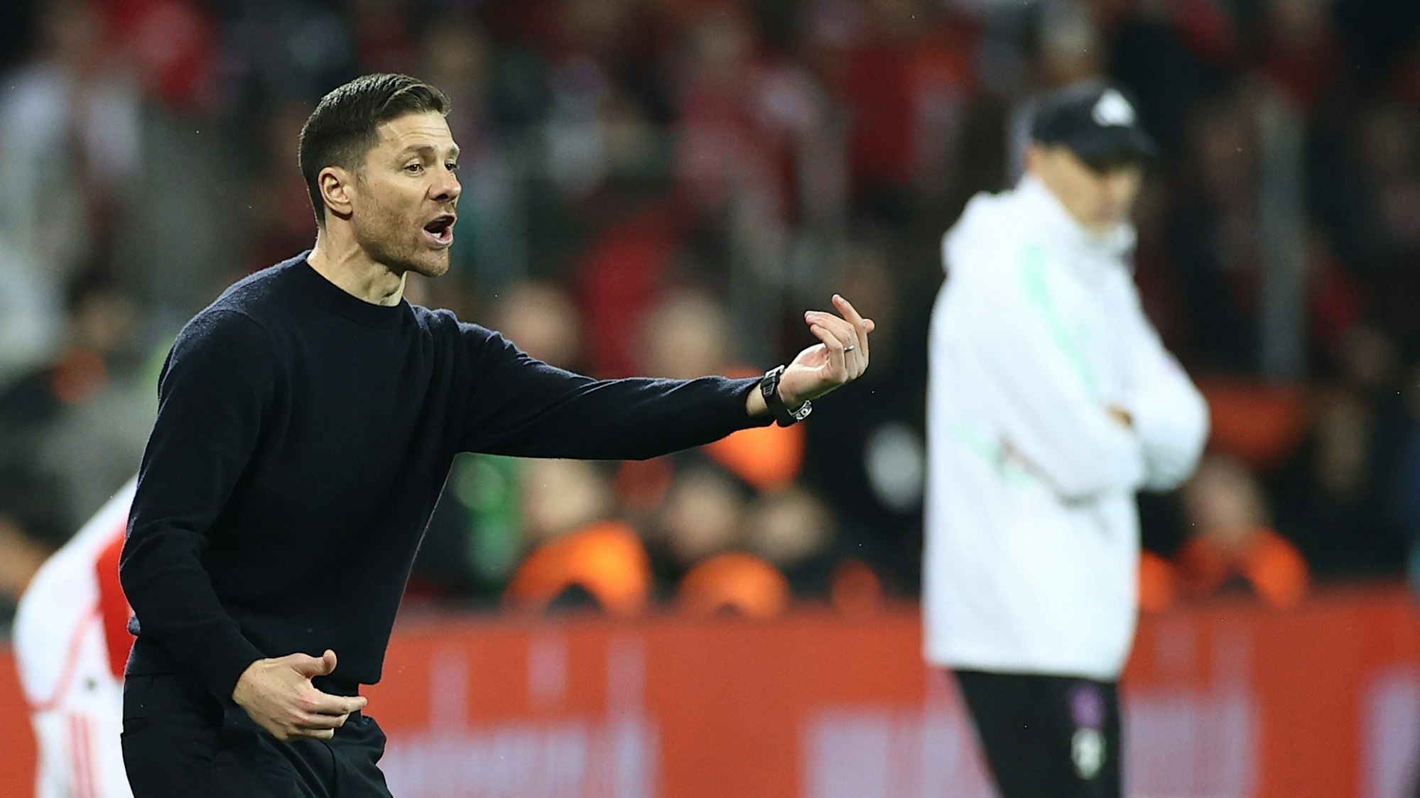 Leverkusens Trainer Xabi Alonso (l) gestikuliert neben Münchens Trainer Thomas Tuchel.