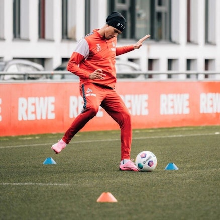 FC-Stürmer Davie Selke hat nach seiner Fußverletzung am Donnerstag erstmals wieder auf dem Platz am Geißbockheim trainiert.