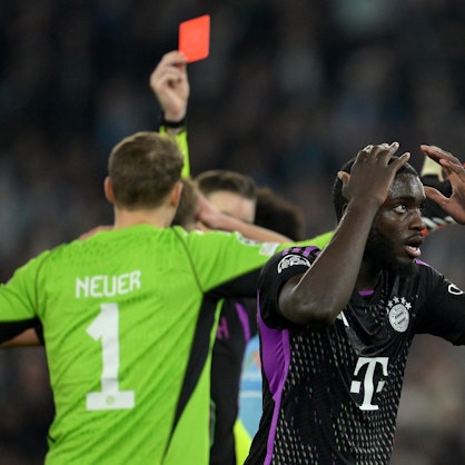 Münchens Dayot Upamecano (r) bekommt von Schiedsrichter Francois Letexier (verdeckt) die Rote Karte gezeigt.
