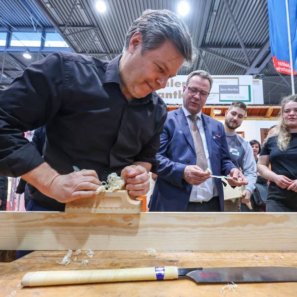 Robert Habeck (Grüne) besuchte am Dienstag einen Stand einer Tischlerei auf der Mitteldeutschem Handwerkermesse.