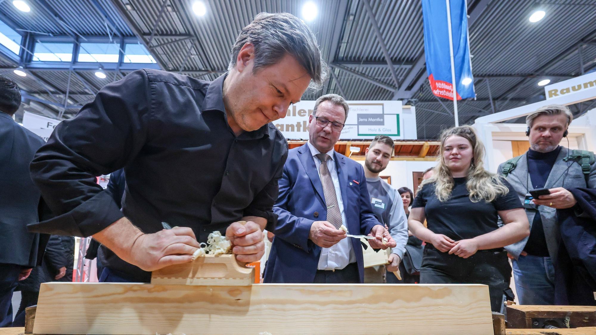 Robert Habeck (Grüne) besuchte am Dienstag einen Stand einer Tischlerei auf der Mitteldeutschem Handwerkermesse.