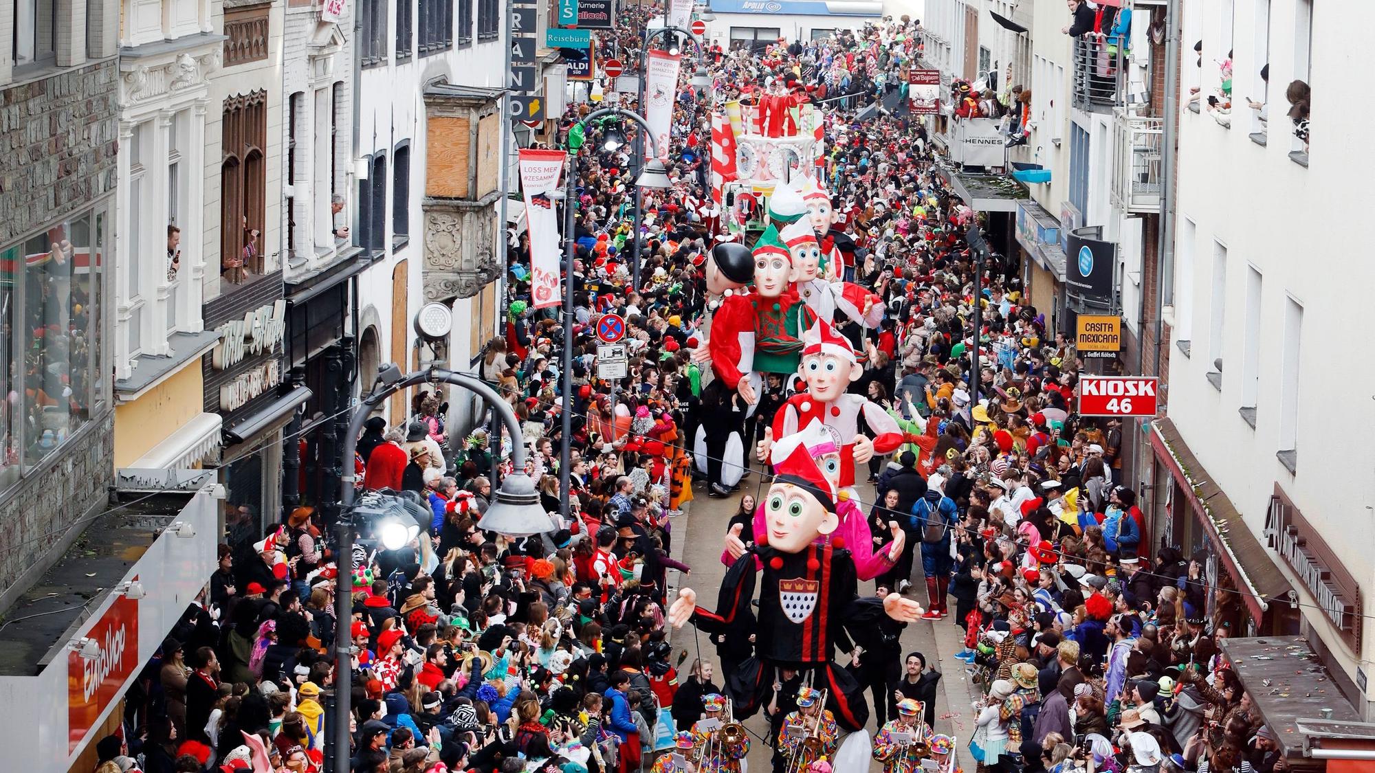 Zu sehen ist die Menschenmenge beim Rosenmontagszug von oben.