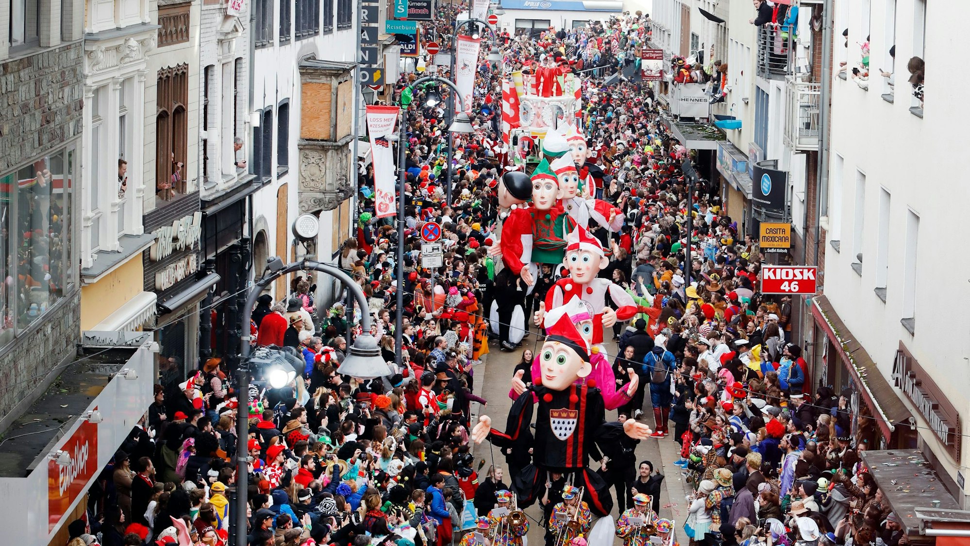 Zu sehen ist die Menschenmenge beim Rosenmontagszug von oben.