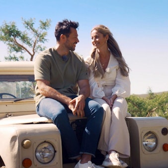 Ein Mann und eine Frau sitzen auf einem Auto.