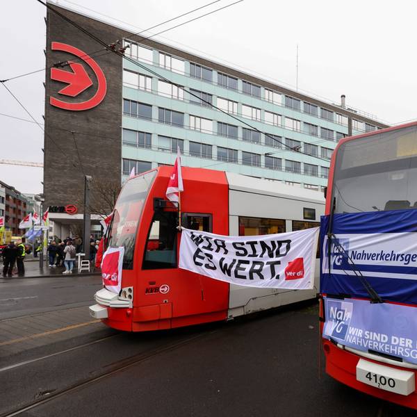Streikversammlung auf der Scheidweilerstraße in Köln.
