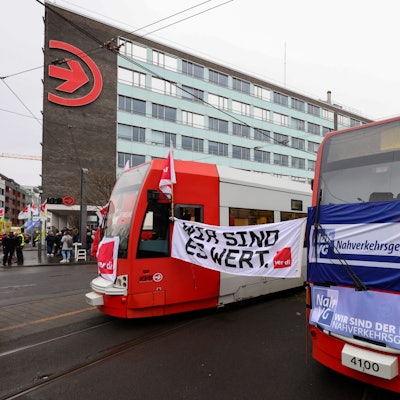 Streikversammlung auf der Scheidweilerstraße in Köln.