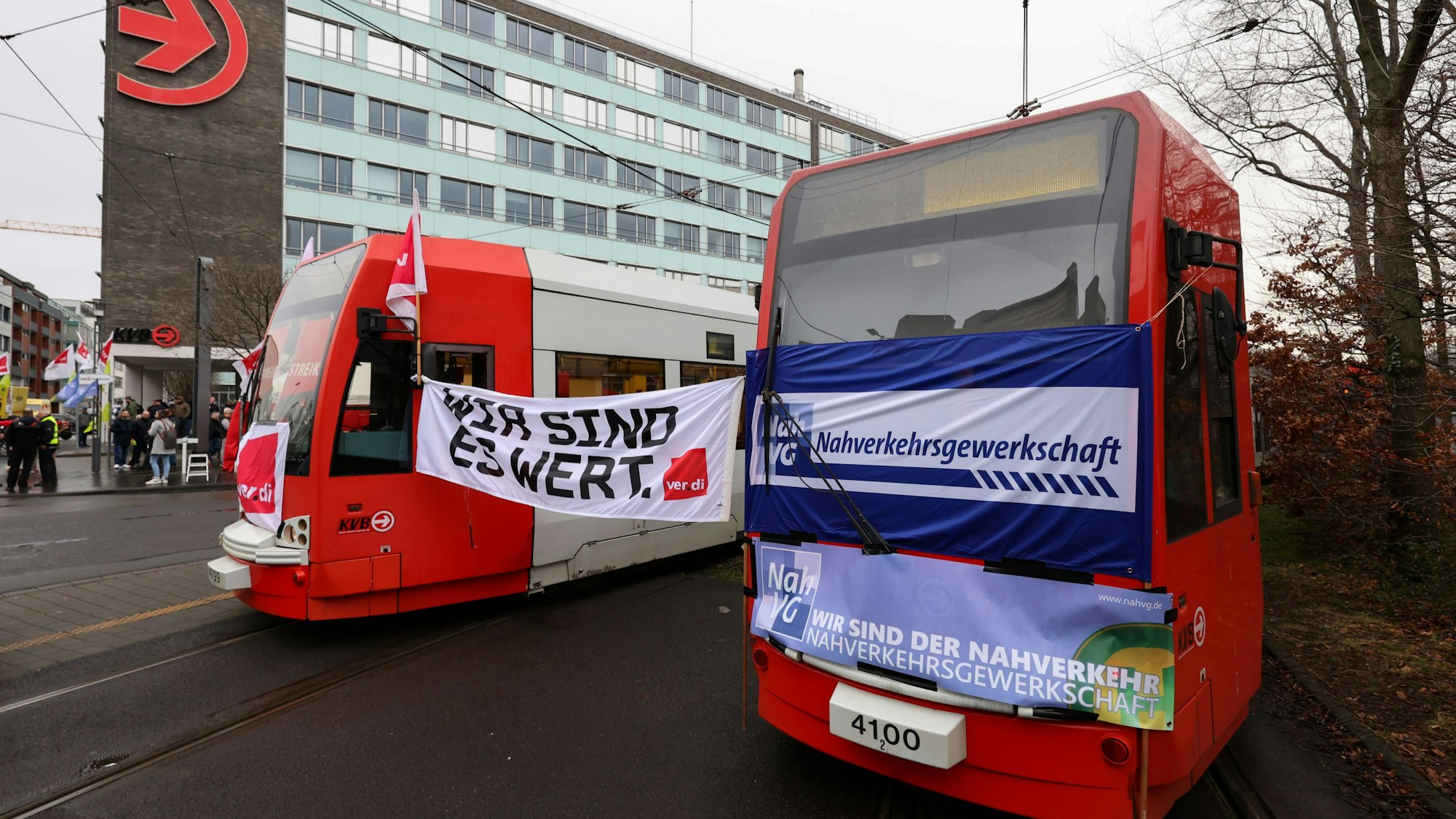 Streikversammlung auf der Scheidweilerstraße in Köln.