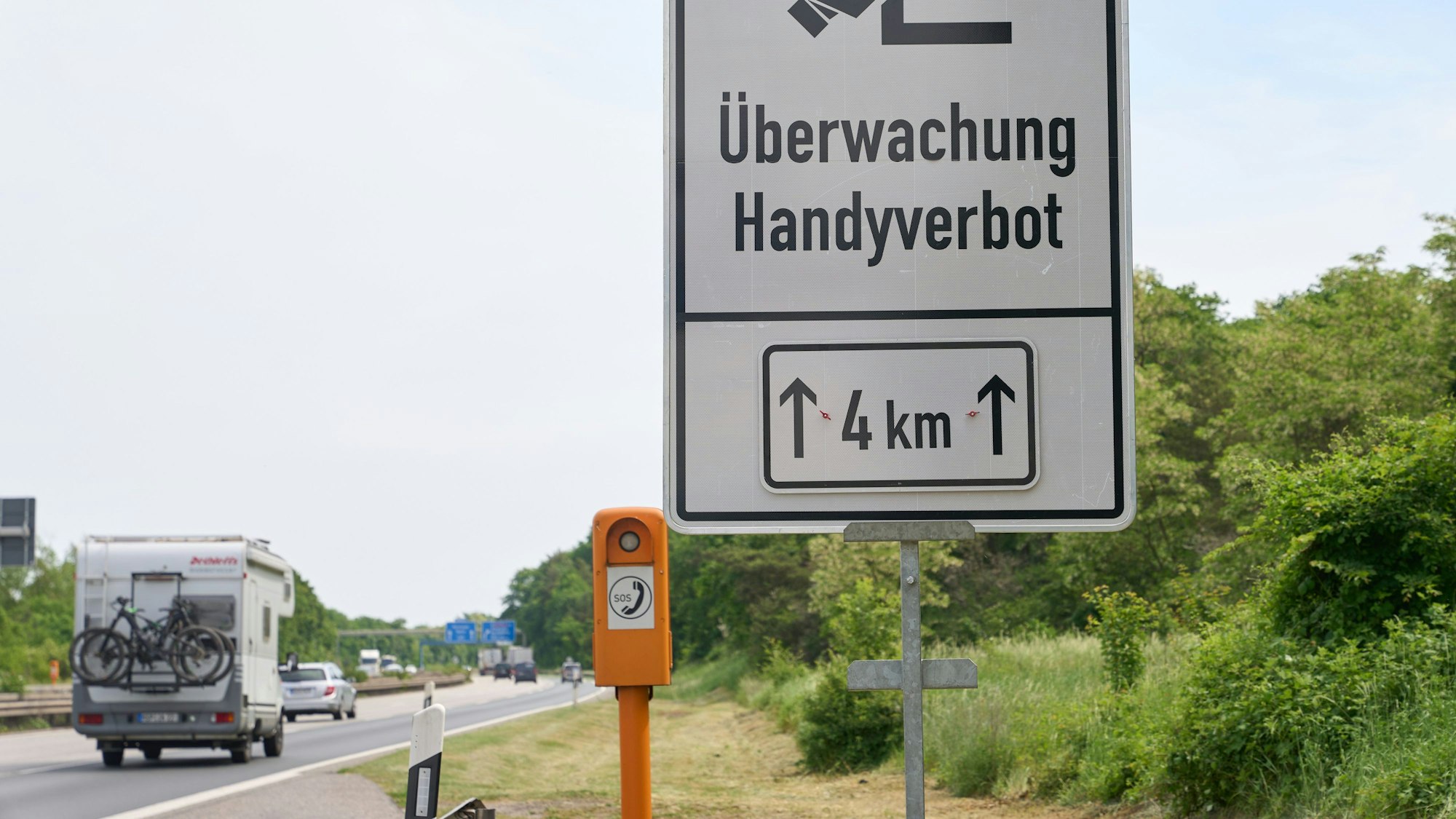 Ein Schild an der Autobahn A60 bei Mainz weist auf den Einsatz eines neuartigen Systems zur Feststellung von Handyverstößen am Steuer hin.
