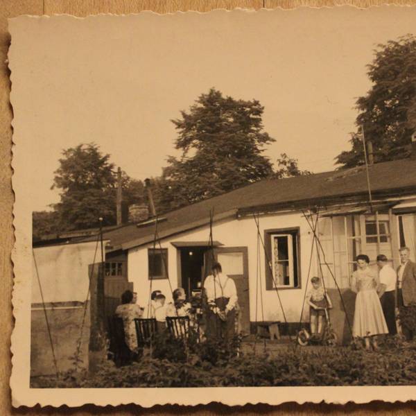 Josef Werker als Kind auf dem Roller bei einem Familienfest vor dem Elternhaus in Deutz, 1950.