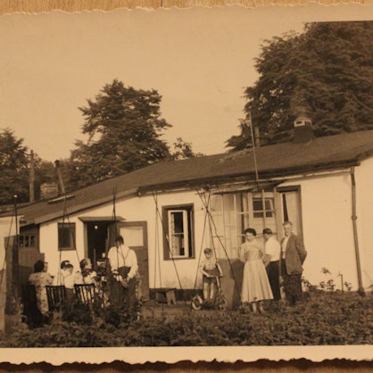 Josef Werker als Kind auf dem Roller bei einem Familienfest vor dem Elternhaus in Deutz, 1950.