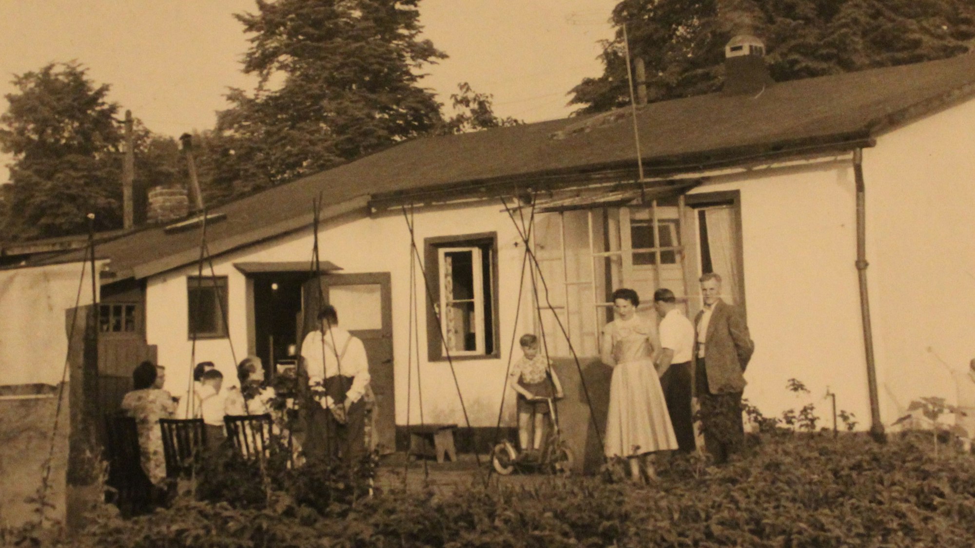 Josef Werker als Kind auf dem Roller bei einem Familienfest vor dem Elternhaus in Deutz, 1950.