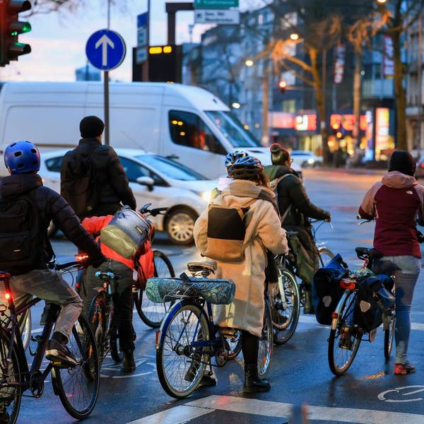 Fahrradfahrer auf Kölner Straßen.