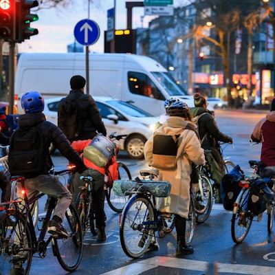Fahrradfahrer auf Kölner Straßen.