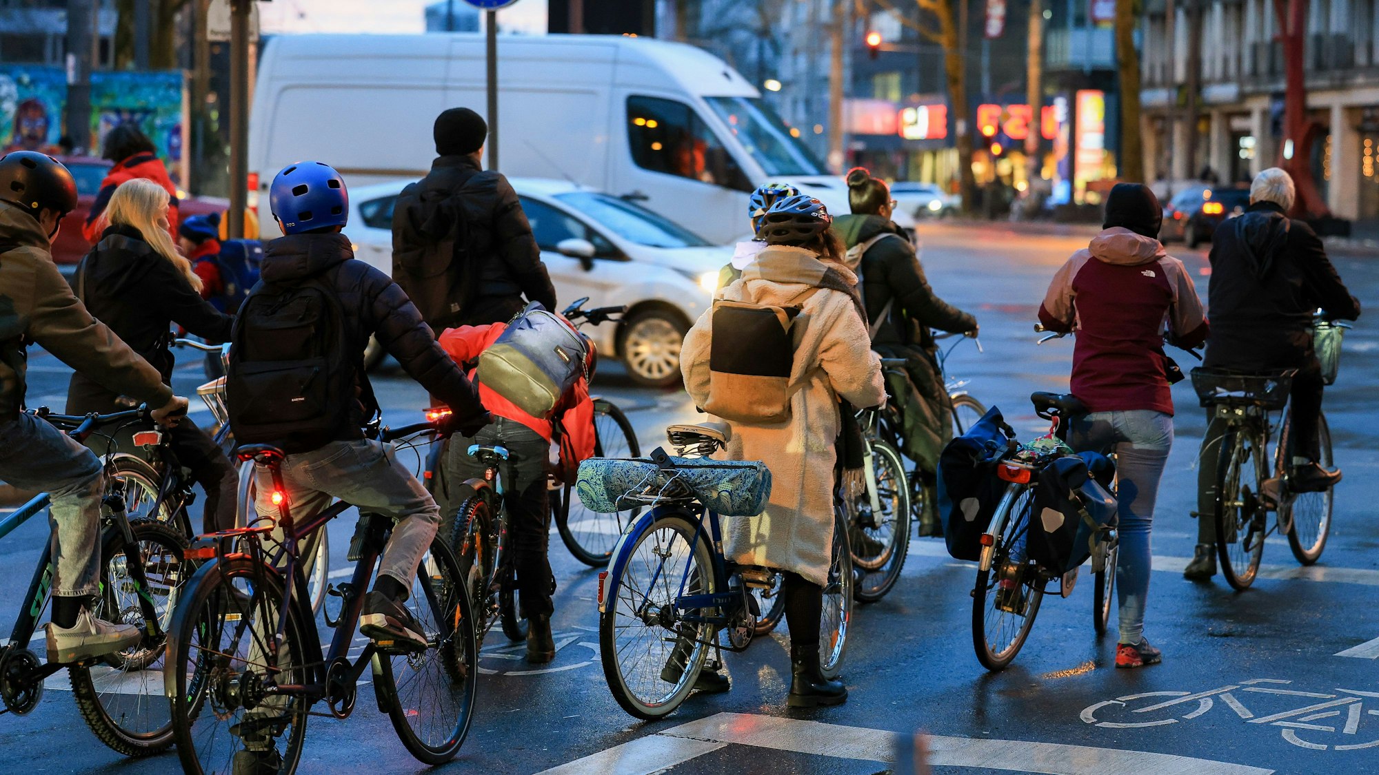 Fahrradfahrer auf Kölner Straßen.