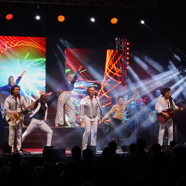 Darsteller und Musiker des Bee-Gees-Musicals stehen auf einer Bühne