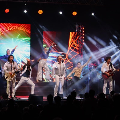 Darsteller und Musiker des Bee-Gees-Musicals stehen auf einer Bühne