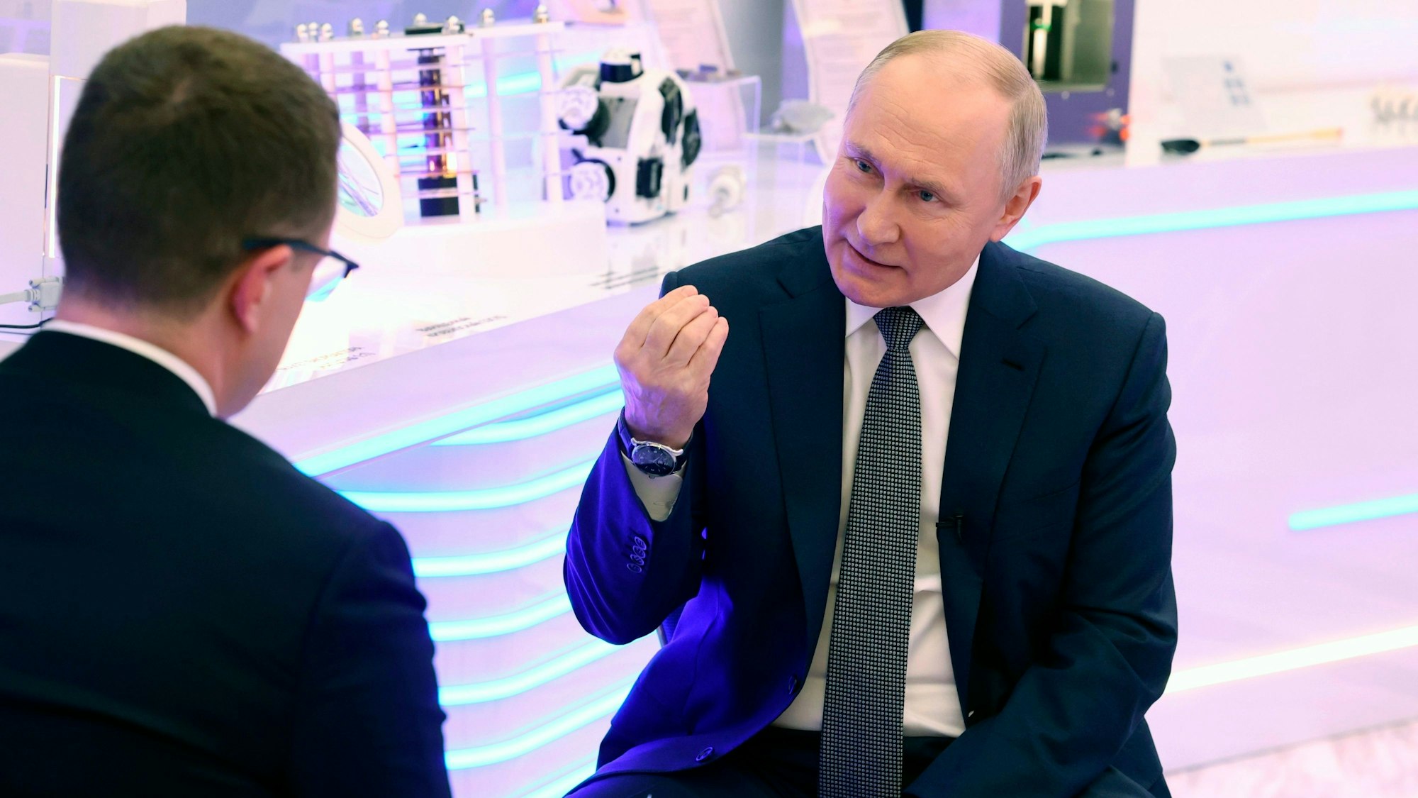 Wladimir Putin spricht während eines Interviews mit dem Korrespondenten des russischen Staatsfernsehens Rossiya 1, Pavel Zarubin, in Moskau. Über Annalena Baerbock hat der russische Präsident nur Kritik übrig.