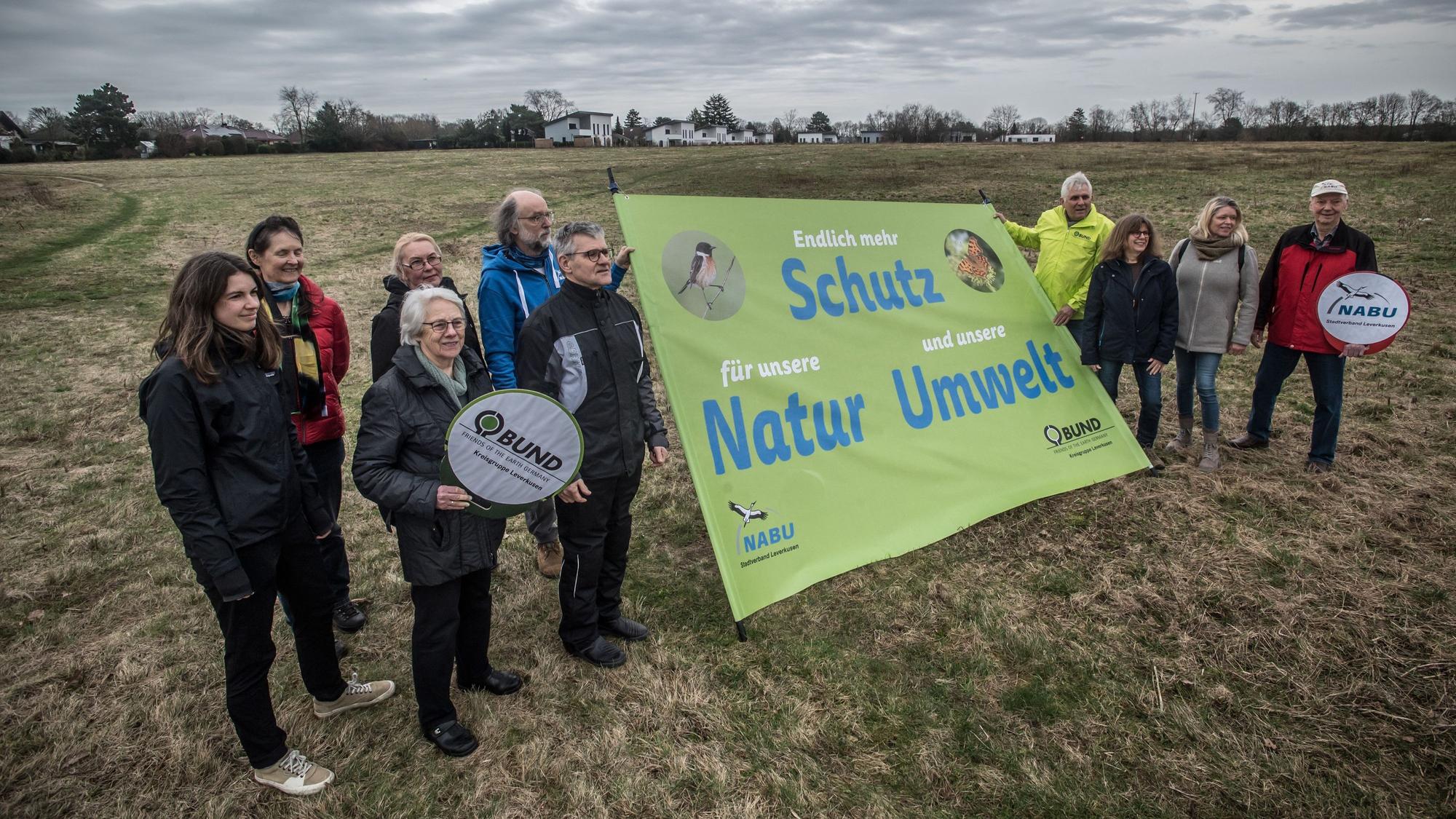 Nabu und BUND wollen lauter werden. Hier haben sie sich auf der Wiese im Kurtekotten in der Einflugschneise getroffen, um gegen das Bayer04-Haus an dieser Stelle zu protestieren.