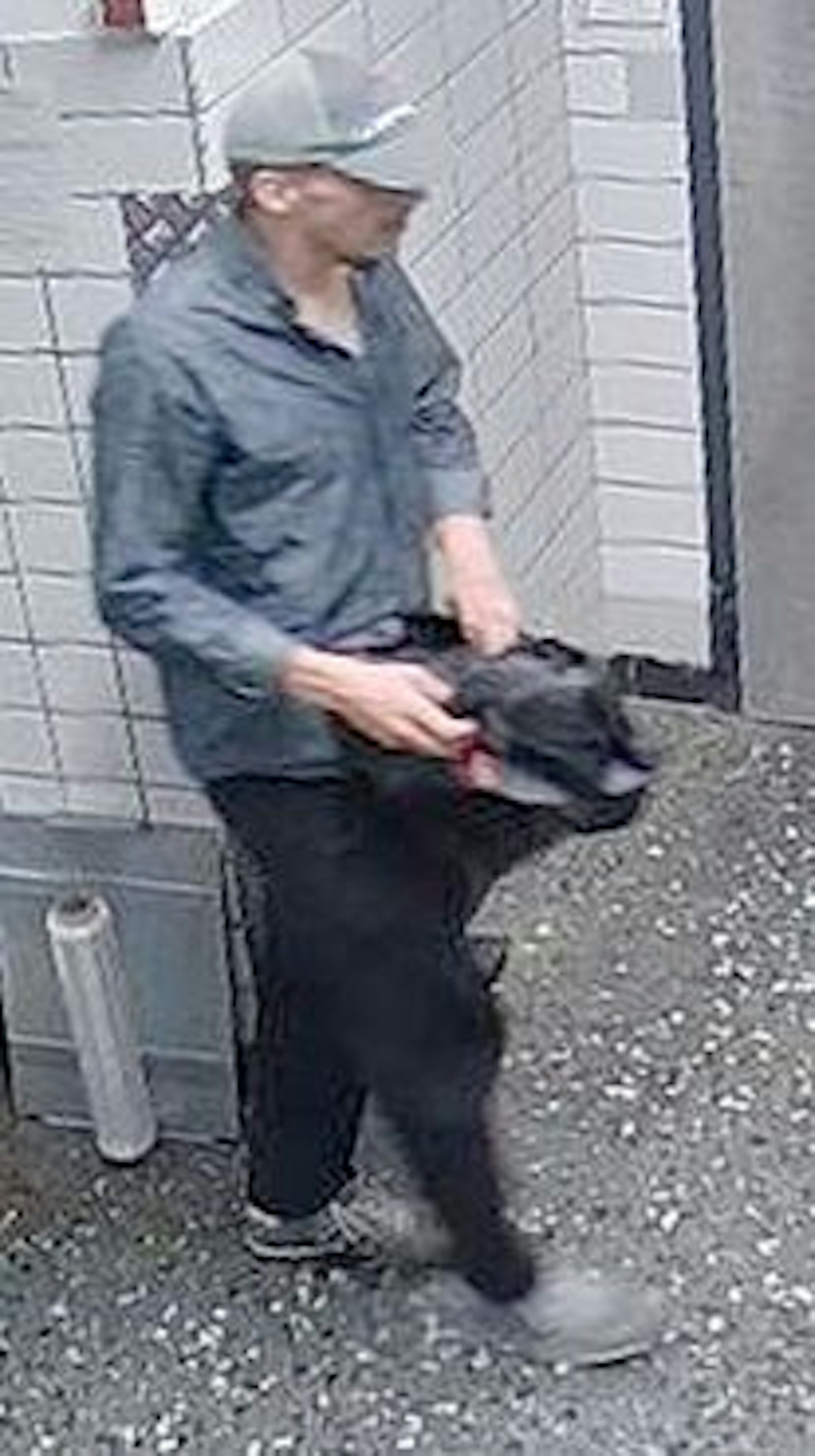 Zu sehen ist ein junger Mann mit grauem Hemd und Cap.