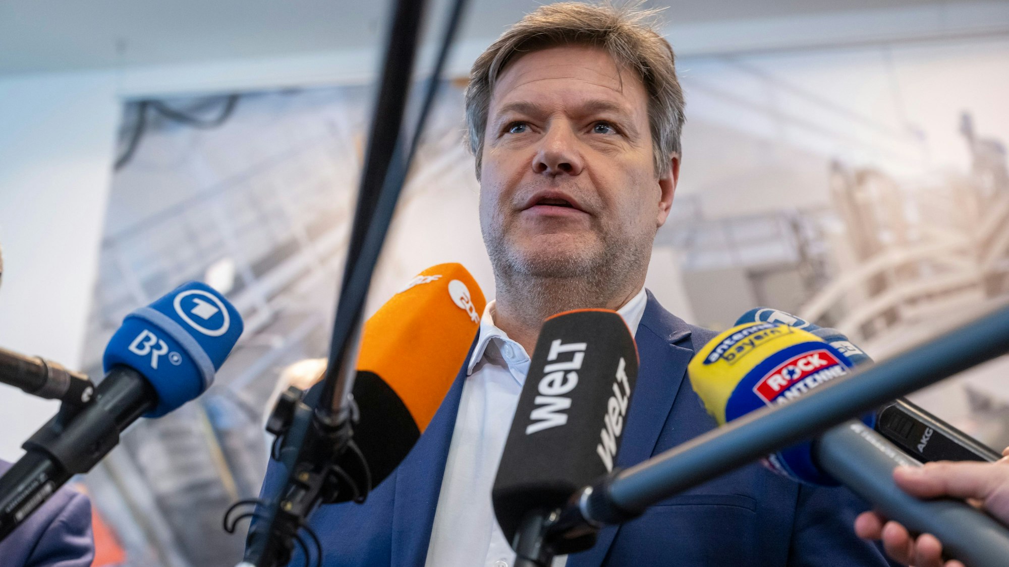 16.02.2024, Bayern, Garching: Robert Habeck (Bündnis90/DieGrünen) Bundeswirtschaftsminister, spricht mit Journalisten, während er zum Abschluss seiner Länder-Tour den Kernfusionsreaktor Garching besucht.