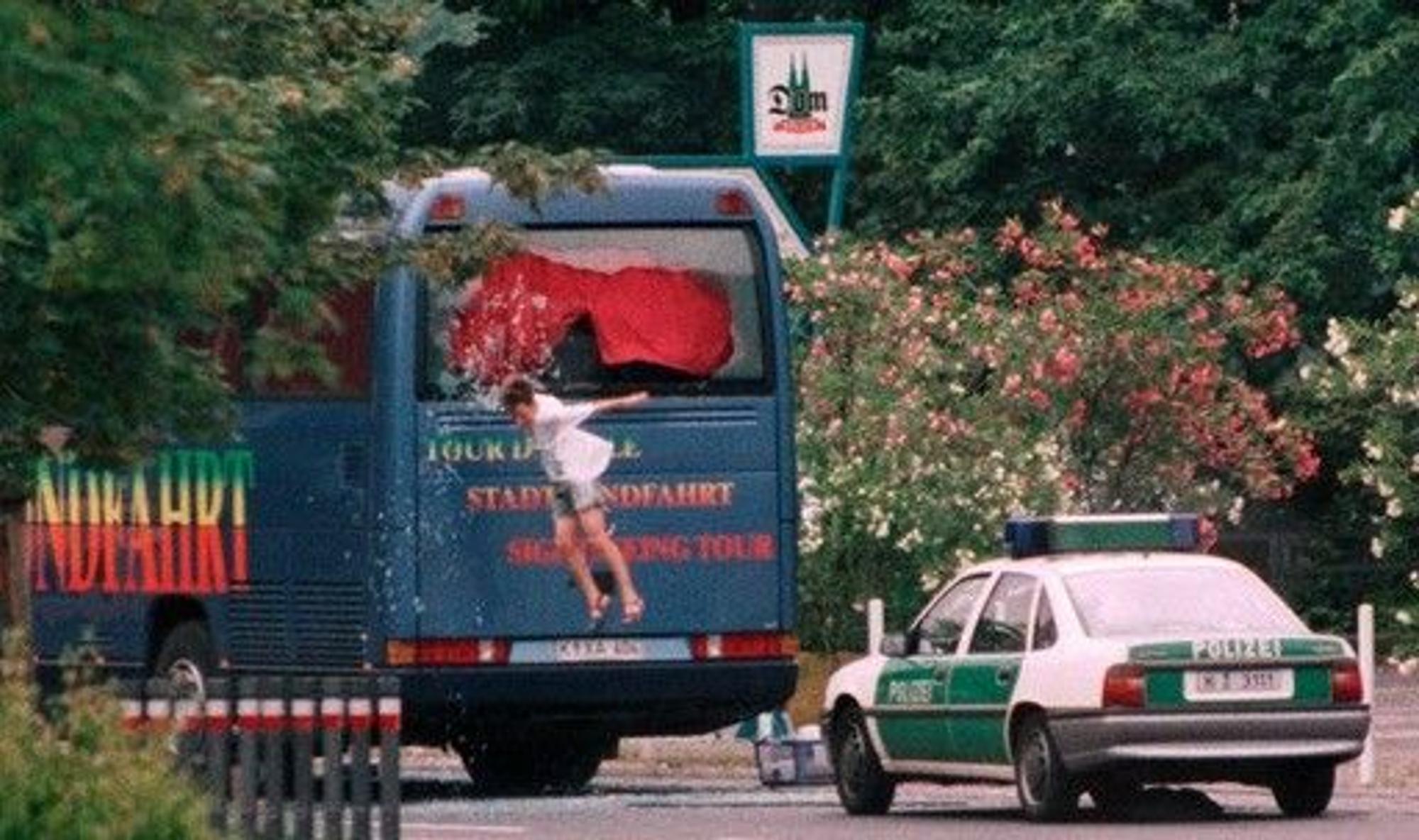 Am 28. Juli 1995 entführte ein 31-jähriger Mann einen Stadtrundfahrt-Bus in Deutz und erschoss den Busfahrer und eine Touristin. Lisa Klein wurde nur leicht verletzt.