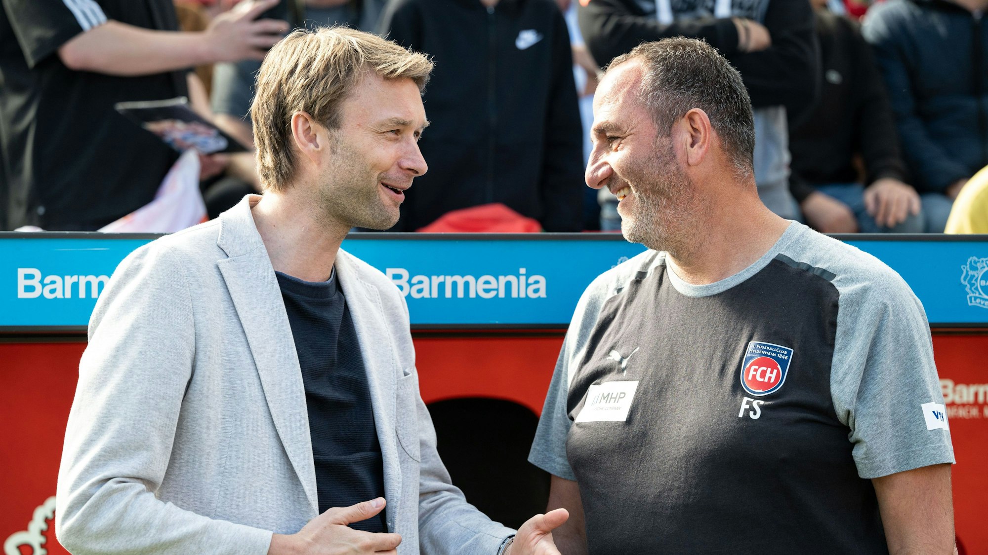 Bayer-Sportgeschäftsführer Simon Rolfes mit Heidenheim-Trainer Frank Schmidt