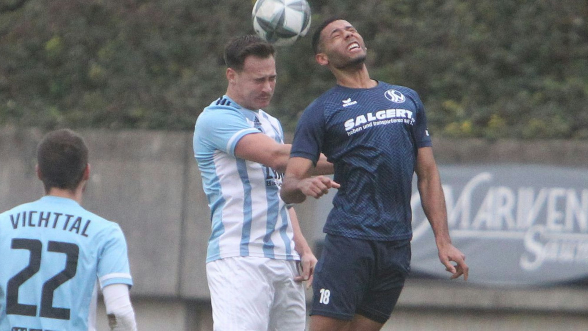Augen zu und durch: Manuel Kabambi (rechts) geht mit gutem Beispiel voran beim SSV 04.