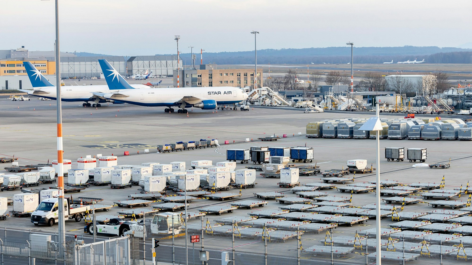 Das ist das Vorfeld A, das zehn Jahre lang nicht als Flughafenstellplatz genutzt werden durfte.