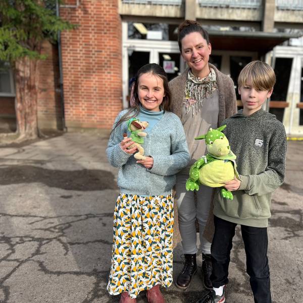 Die Schülersprecher Felix und Leonie (Namen geändert) mit Schulleiterin Michaela Weißkamp