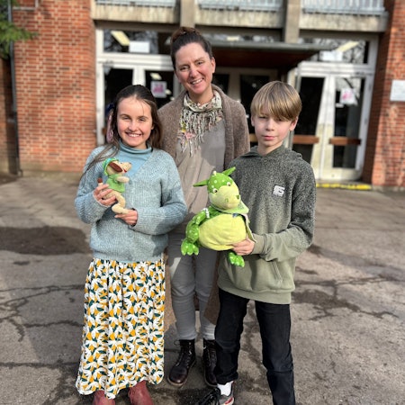 Die Schülersprecher Felix und Leonie (Namen geändert) mit Schulleiterin Michaela Weißkamp